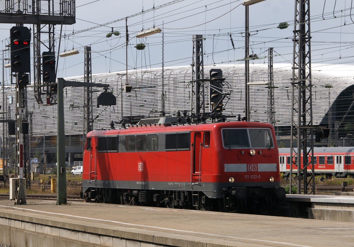 111 022-0 bei einer Rangierfahrt im 
Vorfeld des Münchner Hauptbahnhofs am 11. August 2011.