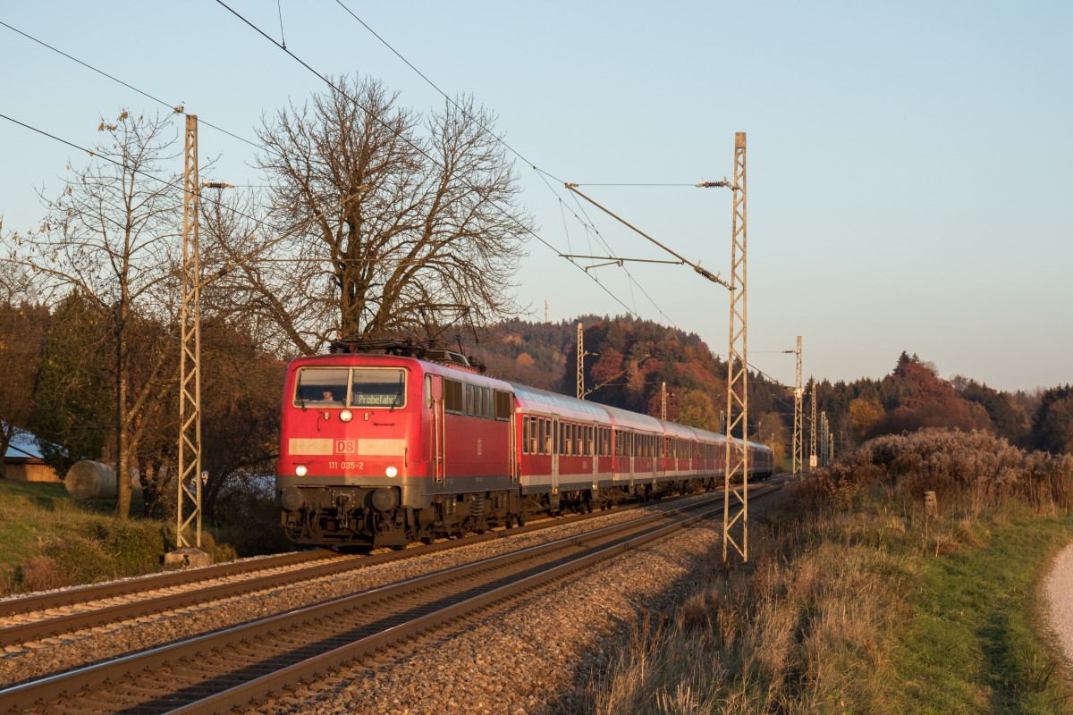 111 035-2 am sp�ten Nachmittag des 5. November 2015 aus Freilassing kommend bei Grabenst�tt.