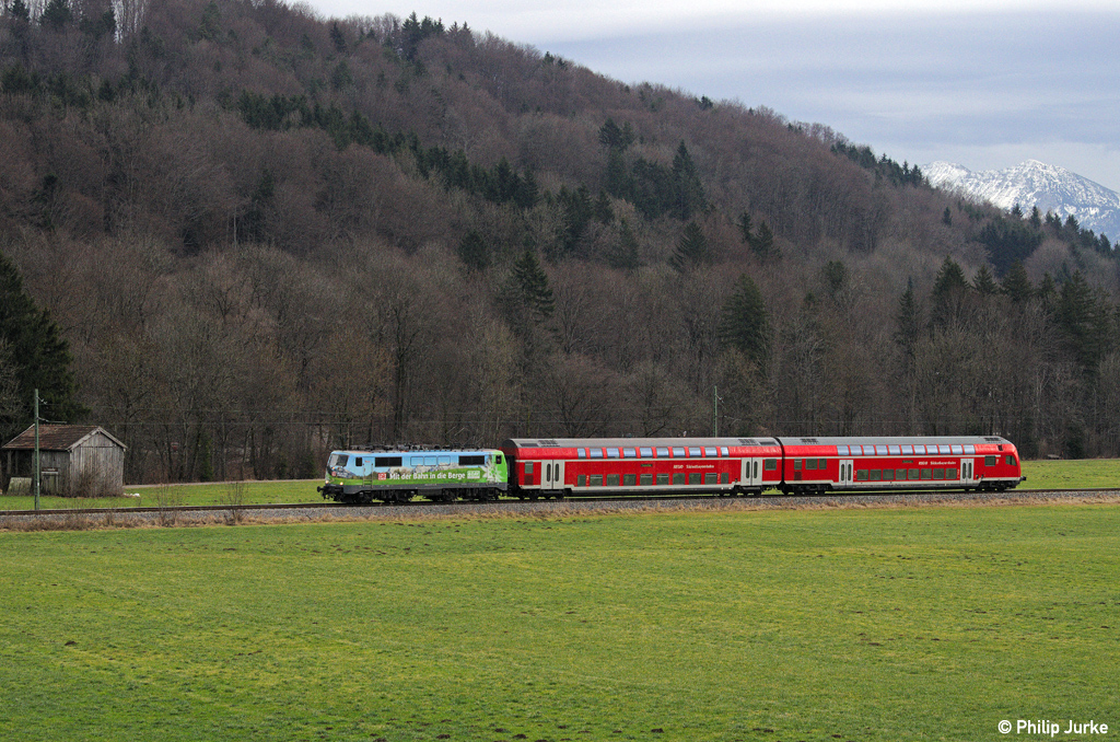 111 039-4 mit der RB 27440 (Ruhpolding - Traunstein) am 11.01.2014 bei Traundorf.
