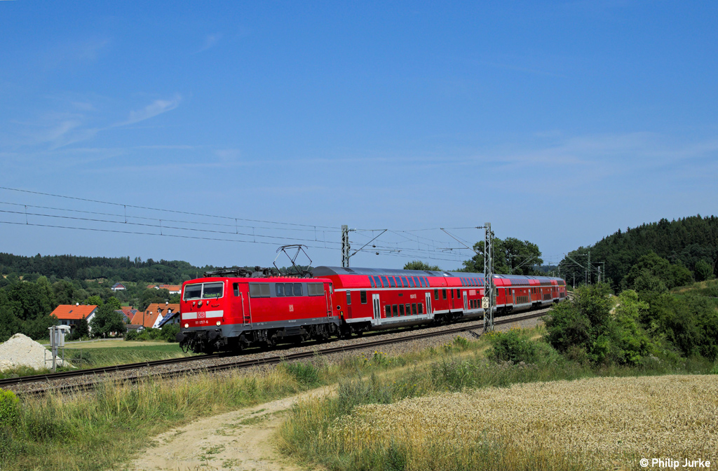 111 057-6 mit der RB 59151 von Treuchtlingen nach M�nchen Hbf am 05.08.2013 bei Paindorf.
