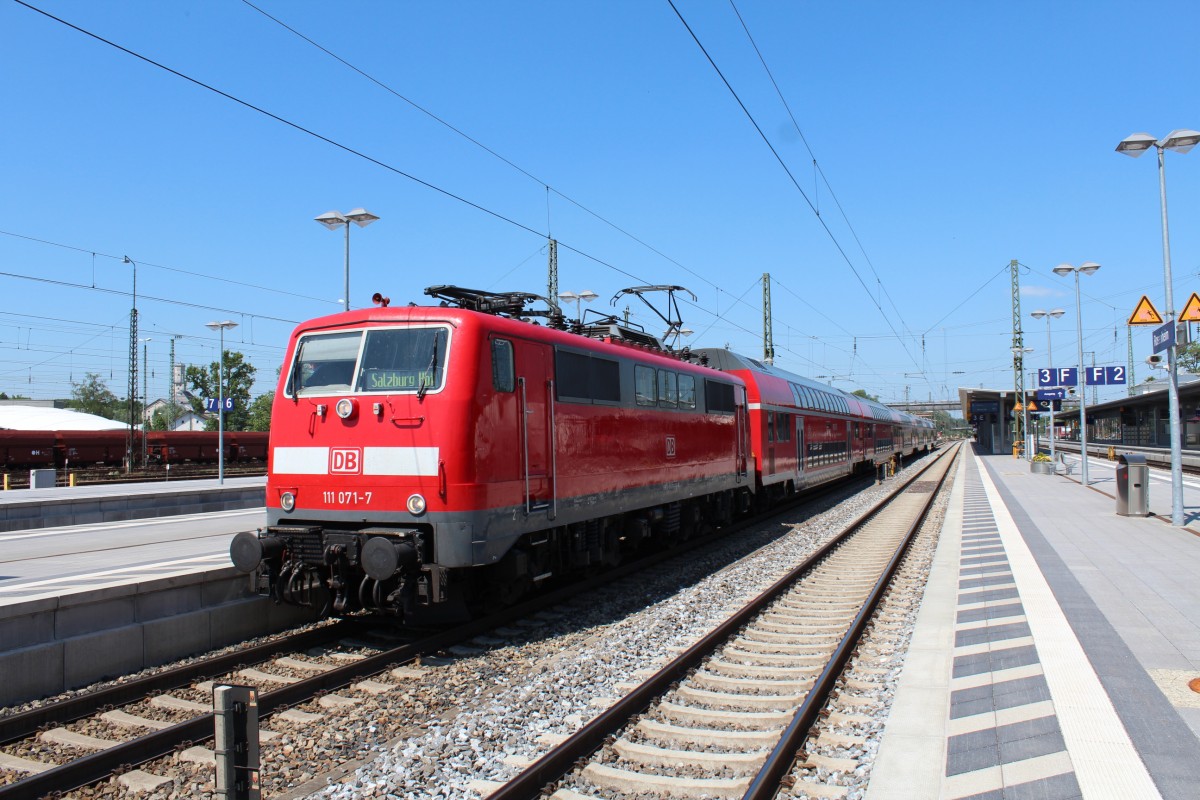 111 071-7 war am 26. Mai 2012 auf dem Weg von M�nchen nach Salzburg. Aufgenommen beim Halt im Bahnhof von Rosenheim.