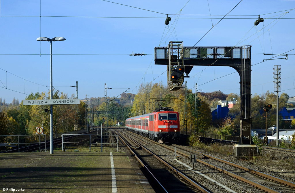 111 093-1 mit der RB 27712 (Bonn-Mehlem - Wuppertal Hbf) am 31.10.2015 bei Wuppertal-Sonnborn.
