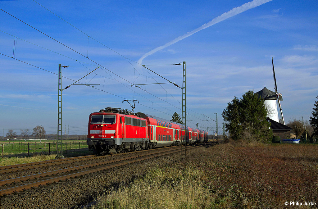 111 124-4 mit dem RE 10418 (Dortmund Hbf - Aachen Hbf) am 12.01.2014 bei Büttgen.
