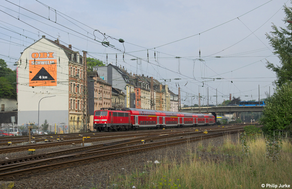 111 128-5 mit dem RE 10424 von Dortmund nach Aachen am 25.09.2013 bei der Einfahrt in den Bahnhof Wuppertal-Oberbarmen.
