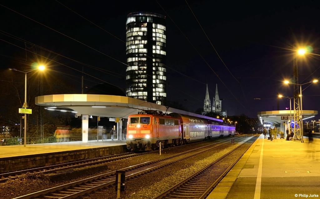 111 150-9 mit dem RE 26130 (Krefeld Hbf - Münster(Westf)Hbf) am 10.12.2015 in Köln Messe/Deutz.