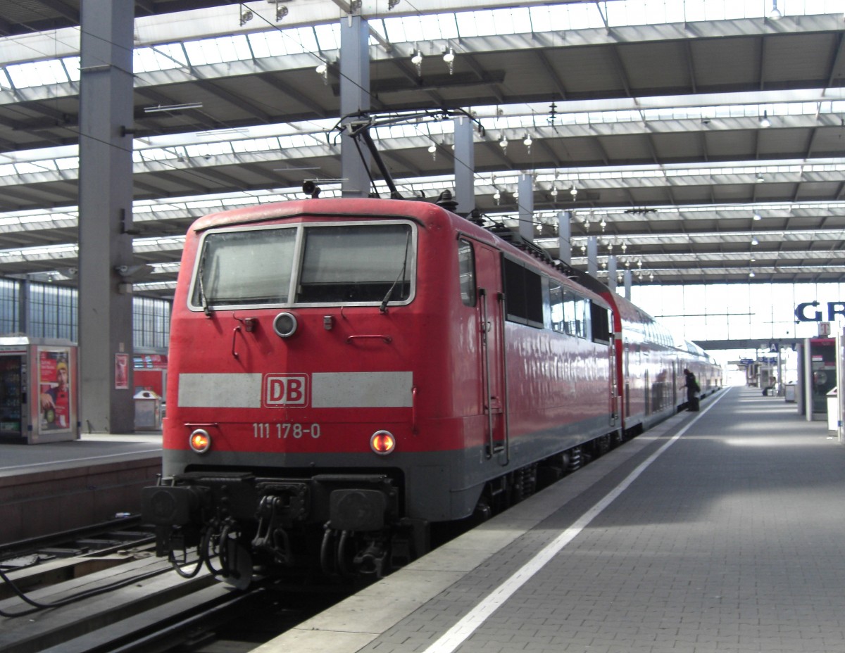 111 178-0 steht am 31. August 2009 abfahrbereit im M�nchner Hauptbahnhof.