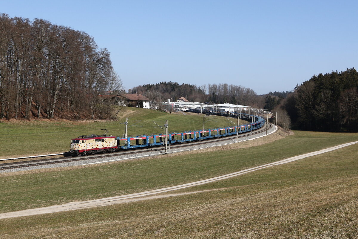 111 216 mit einem leeren Autozug aus Salzburg kommend am 7. M�rz 2025 bei Axdorf.