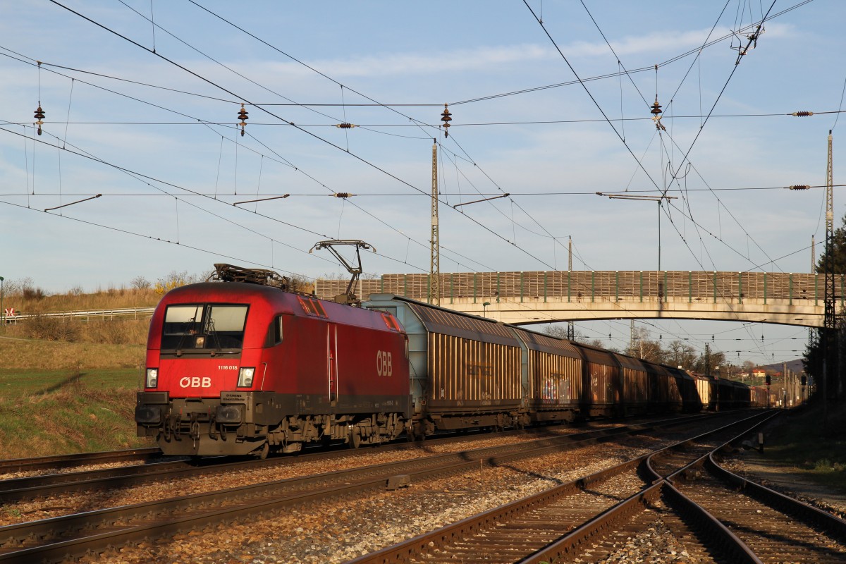 1116 018-3 am 20. M�rz 2014 im Bahnhof von Kirchstetten.