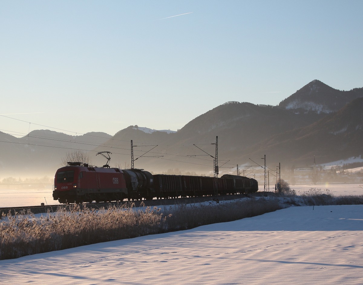1116 030-6 mit einem gemischten G�terzug aus Salzburg kommend am 20. Februar 2015 bei Weisham.