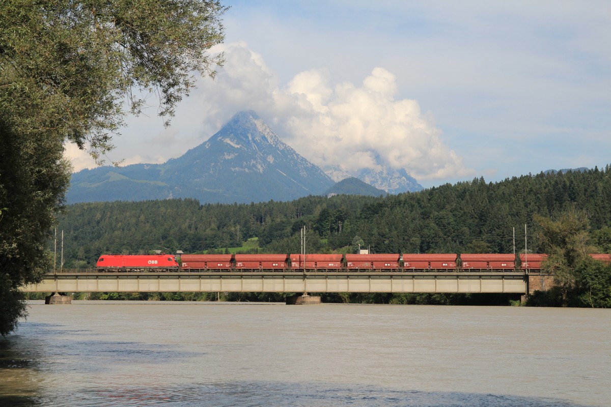 1116 039-9 mit einem Ganzzug am 1. August 2014 auf der Innbr�cke bei Langkampfen.