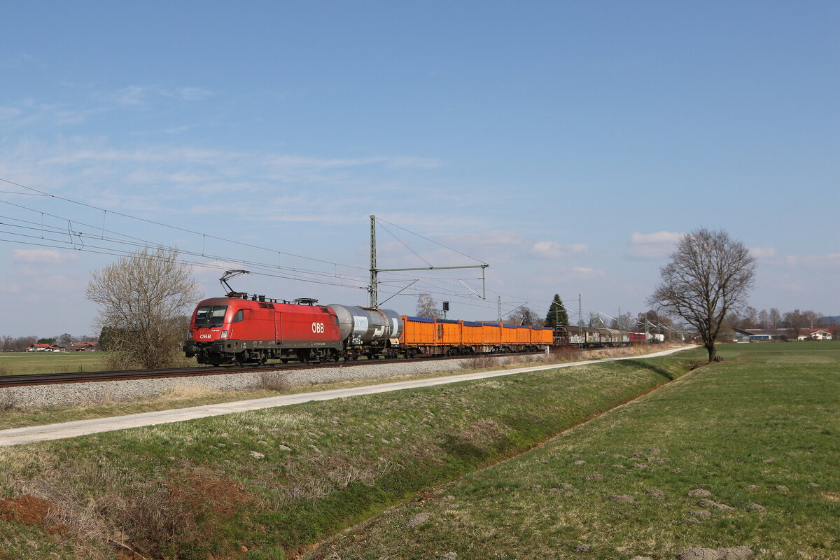 1116 039 war am 20. M�rz 2026 mit einem gemischten G�terzug bei �bersee am Chiemsee in Richtung M�nchen unterwegs.