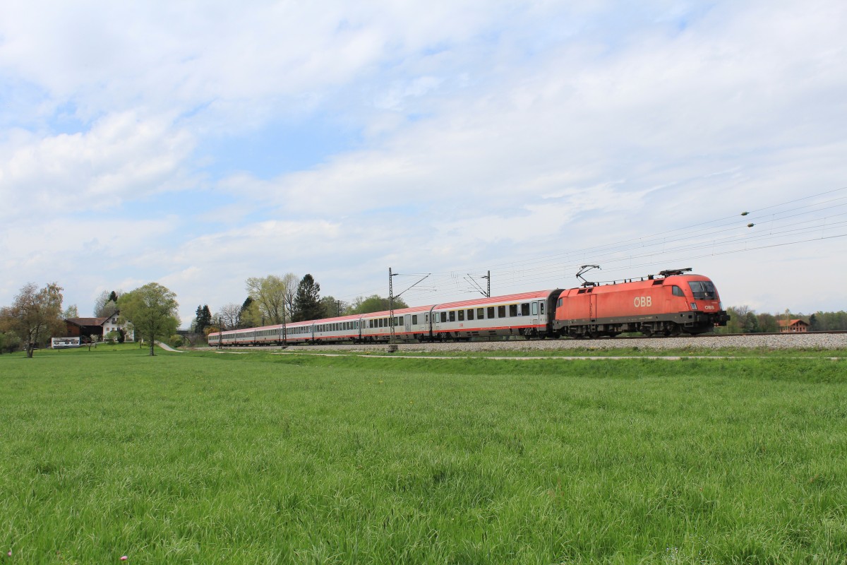 1116 040-7 war am 27. April 2013 bei �bersee am Chiemsee auf dem Weg nach Salzburg.