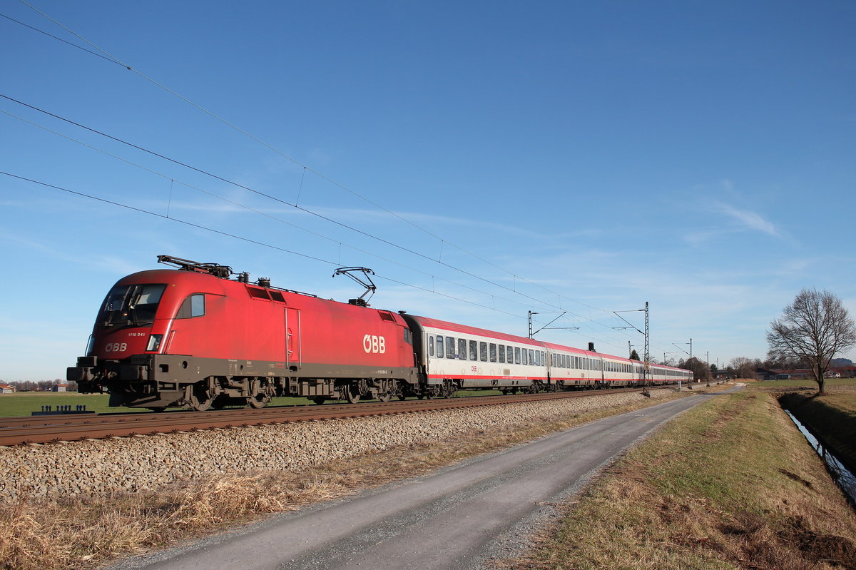 1116 041-5 mit einem Korridorzug am 10. Dezember 2016 bei �bersee.
