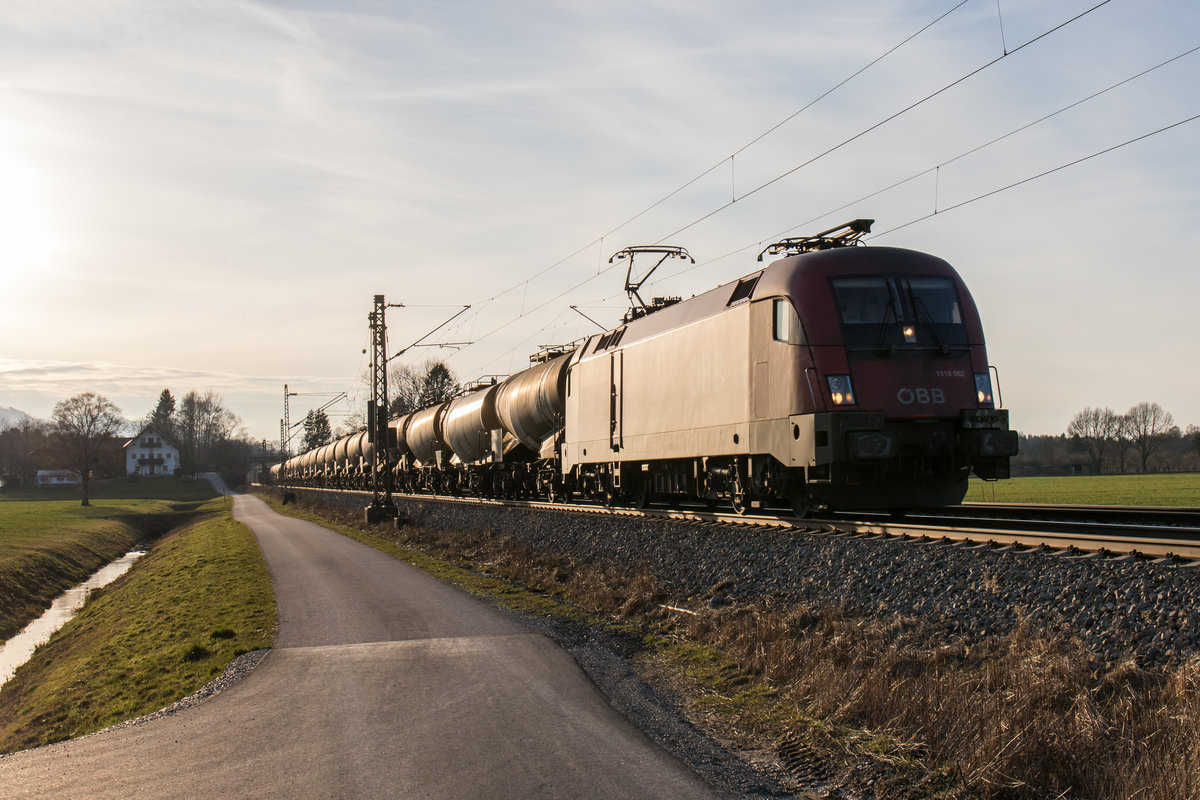 1116 062 war am 24. Februar 2016 bei �bersee mit einem  Knick-Kesselwagenzug  in Richtung Salzburg unterwegs.