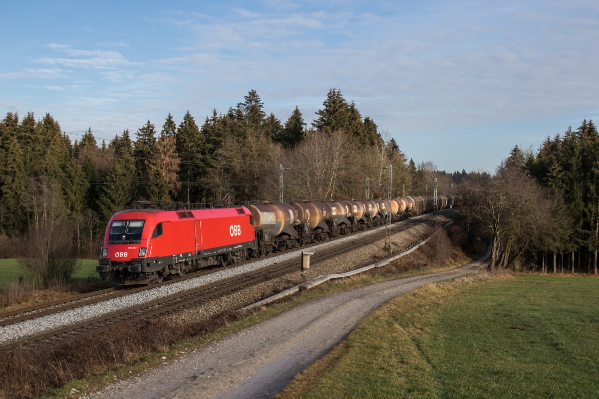 1116 067-0 mit einem gemischten G�terzug am 19. Dezember 2015 bei Sossau.