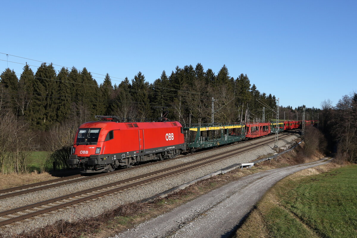 1116 080 mit einem leeren Autozug am 31. Dezember 2021 bei Grabenst�tt im Chiemgau.