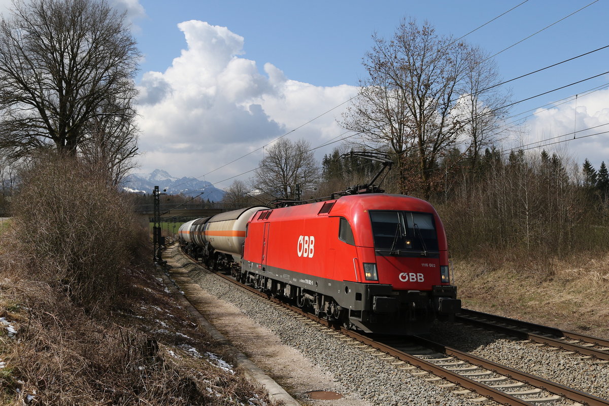 1116 082 war am 31. M�rz 2020 mit einem Kesselwagenzug bei Grabenst�tt in Richtung Freilassing unterwegs.