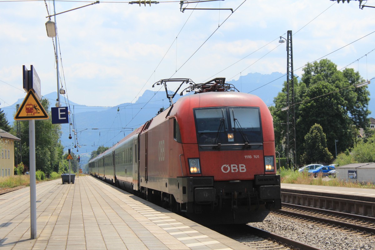 1116 101-7 durchf�hrt am 14. Juli 2013 den Bahnhof von Prien am Chiemsee.