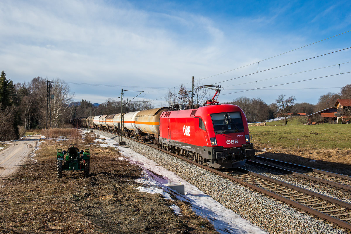 1116 101 mit einem gemischten G�terzug auf dem Weg nach Freilassing. Aufgenommen am 4. Februar 2017 bei �bersee am Chiemsee.