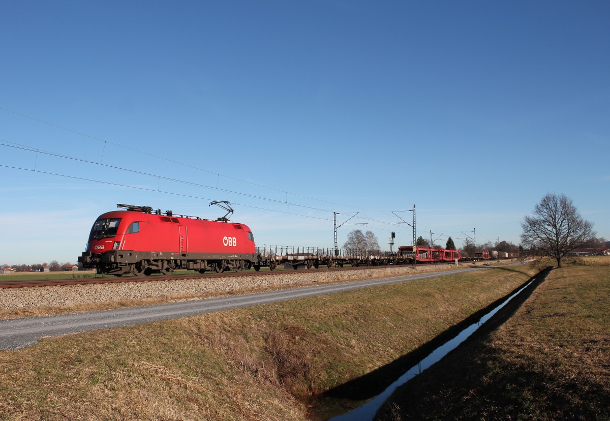 1116 104-1 mit einem gemischten G�terzug aus Salzburg kommend am 28. Dezember 2015 bei �bersee am Chiemsee.