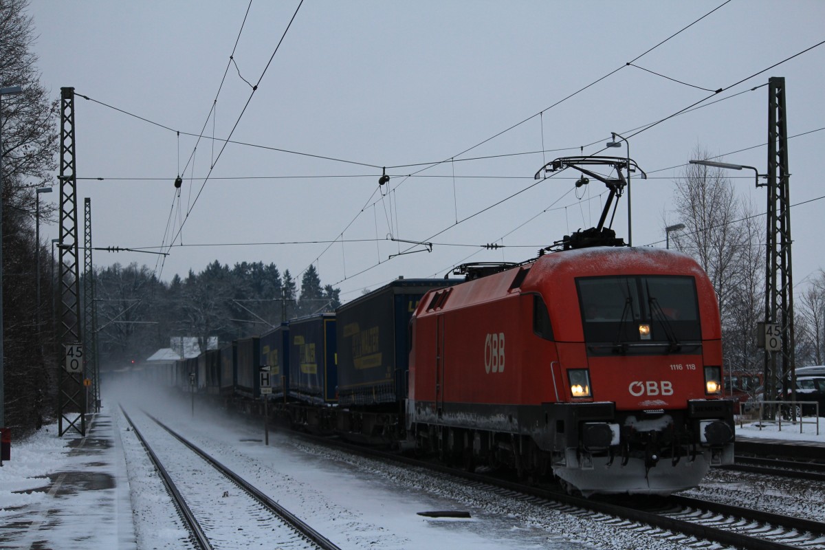 1116 1118-1 durchf�hrt am 12. Januar 2013 den Bahnhof von Assling.