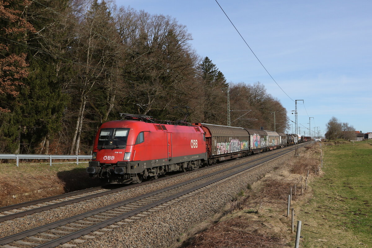 1116 125 war mit einem gemischten G�terzug am 21. Februar 202224 bei Hufschlag in Richtung Rosenheim unterwegs.