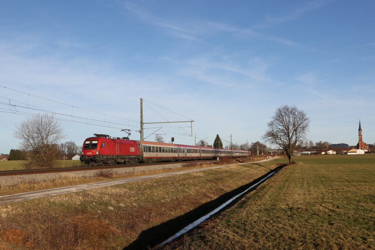1116 126 war am 9. Dezember 2025 mit einem  EC  bei �bersee am Chiemsee in Richtung M�nchen unterwegs.
