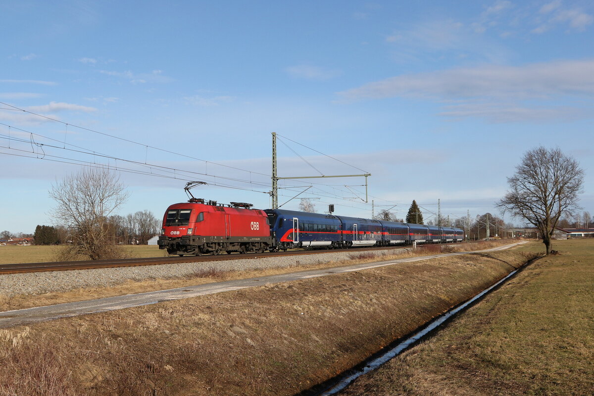 1116 130 mit einer  Night-Jet-Garnitur  aus Salzburg kommend am 24. Januar 2025 bei �bersee am Chiemsee.