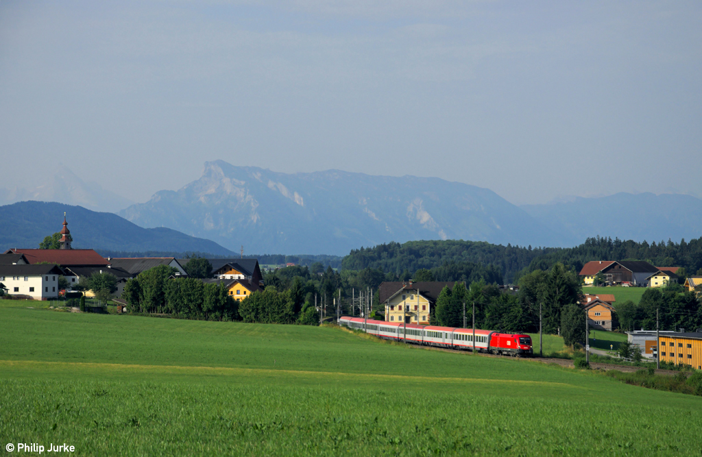 1116 132-2 mit dem OIC 545 von Saalfelden nach Wien am 07.08.2013 bei Weng b. Neumarkt.
