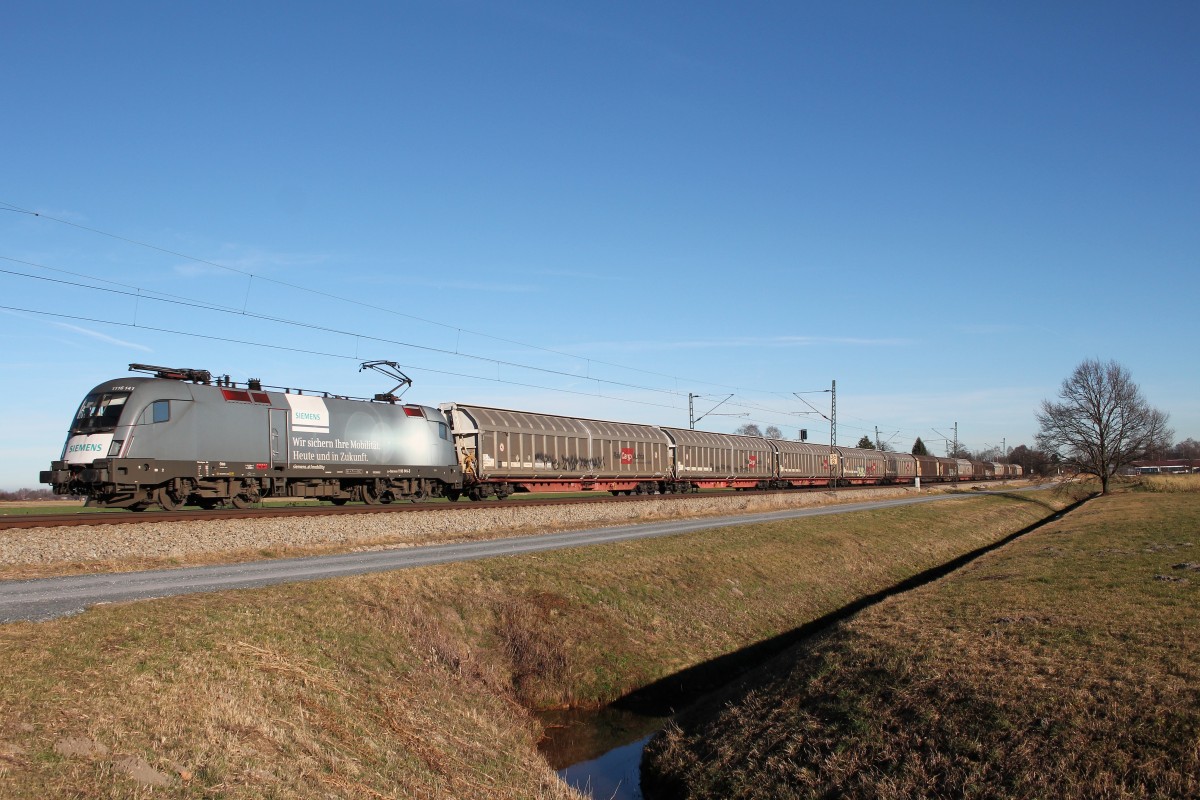 1116 141-3 der  Siemens-Taurus  am 28. Dezember 2015 bei �bersee am Chiemsee.