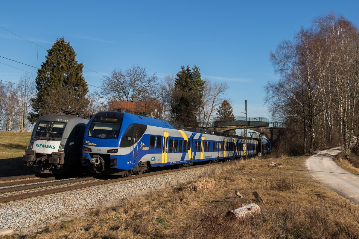 1116 141 der  Siemens-Taurus  und der  Meridian  ET 311 begegneten sich am 28. Dezember 2015 bei �bersee am Chiemsee.