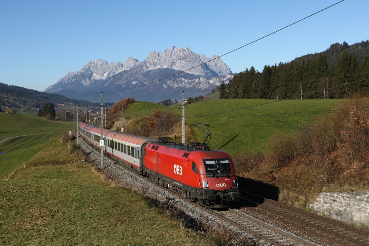 1116 142 war am 8. November 2025 in Richtung Zell am See unterwegs. Das Bild entstand bei Fieberbrunn n Tirol.