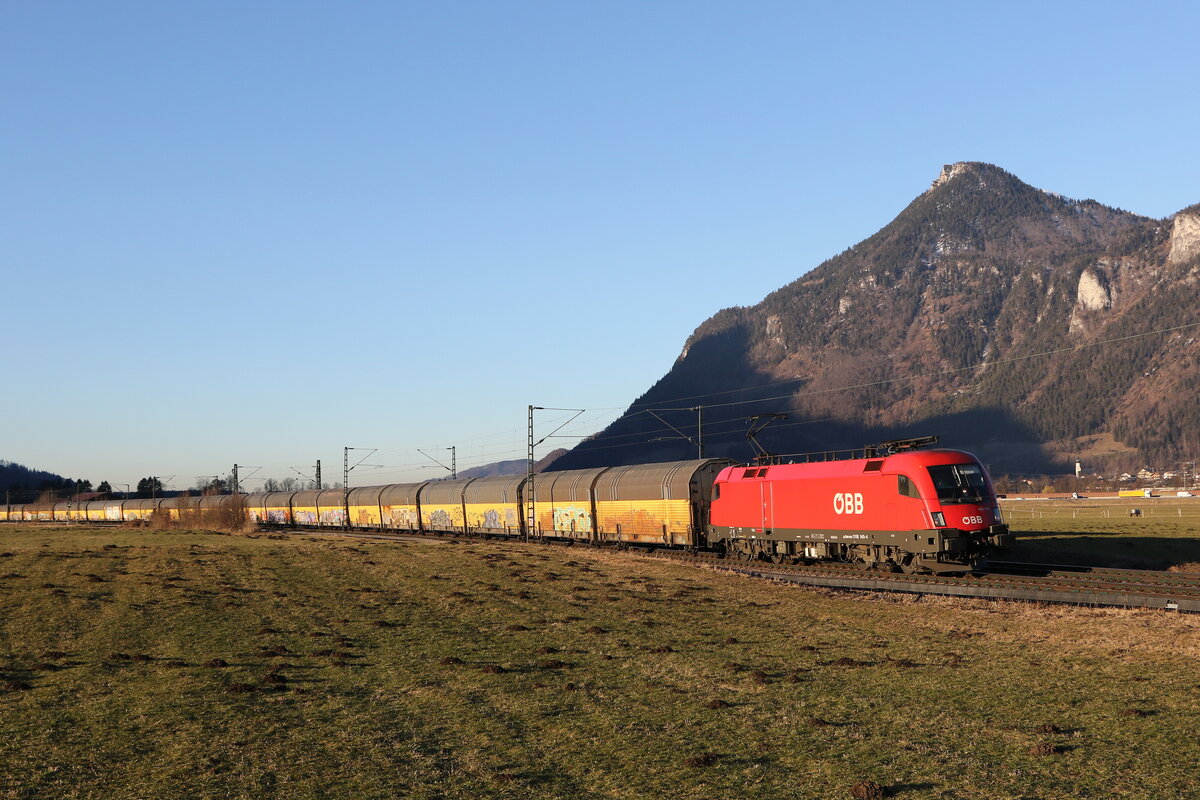 1116 145 mit einem Autozug aus M�nchen kommend am 9. Februar 2022 bei Niederaudorf im Inntal.