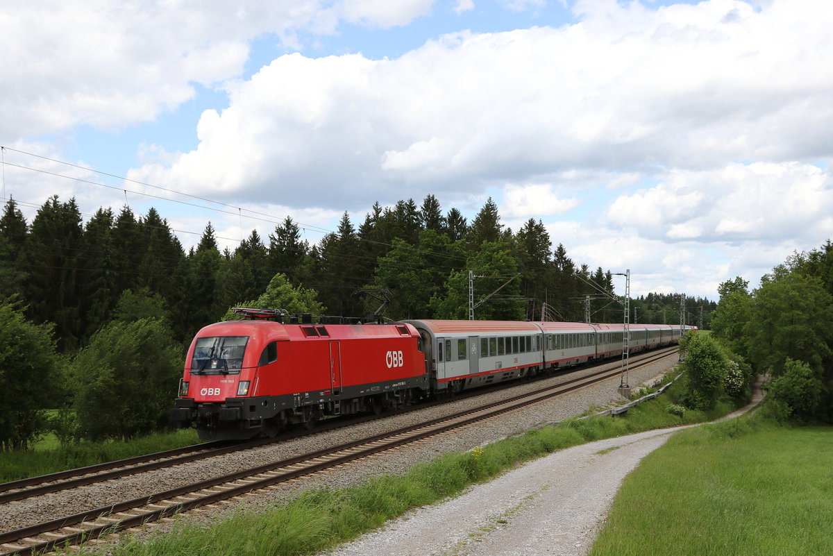 1116 160 mit einem  EC  aus Salzburg kommend am 24. Mai 2020 bei Grabenst�tt.