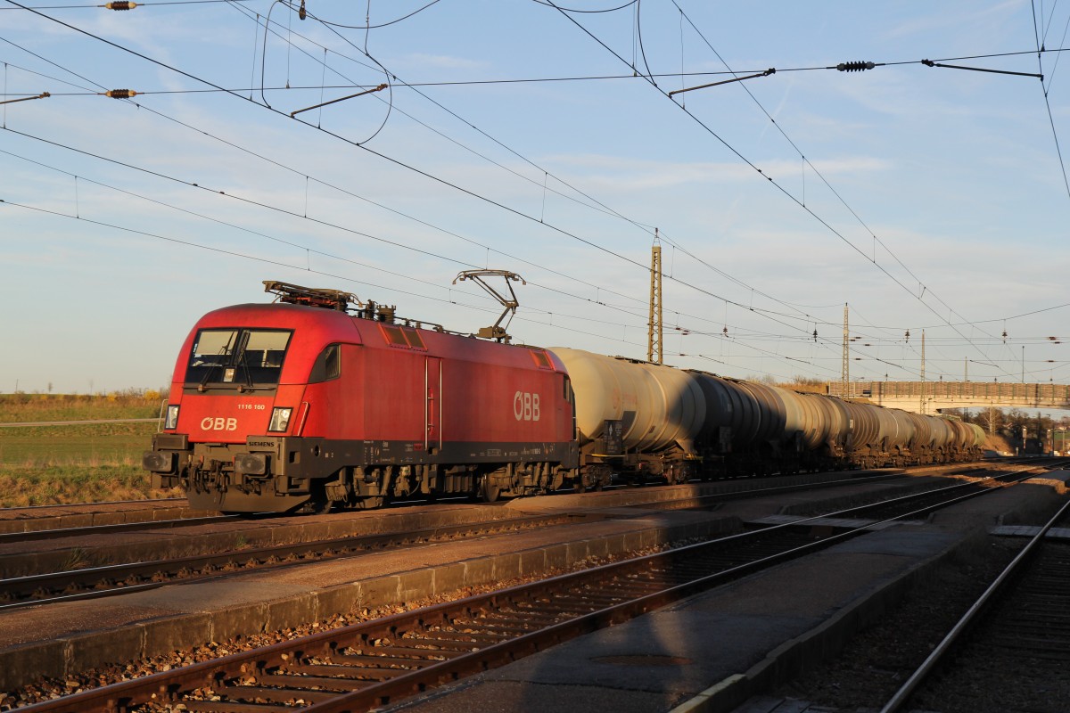 1116 160 mit einem Kesselwagenzug am 20. M�rz 2014 im Bahnhof von Kirchstetten.