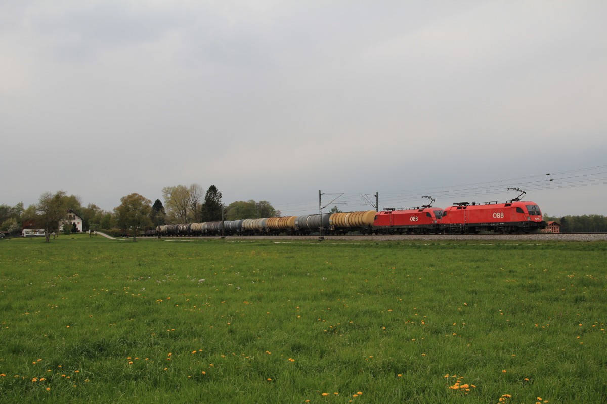 1116 180-1 und 1016 xxx mit einem gemischten G�terzug am 18. April 2014 bei �bersee am Chiemsee.
