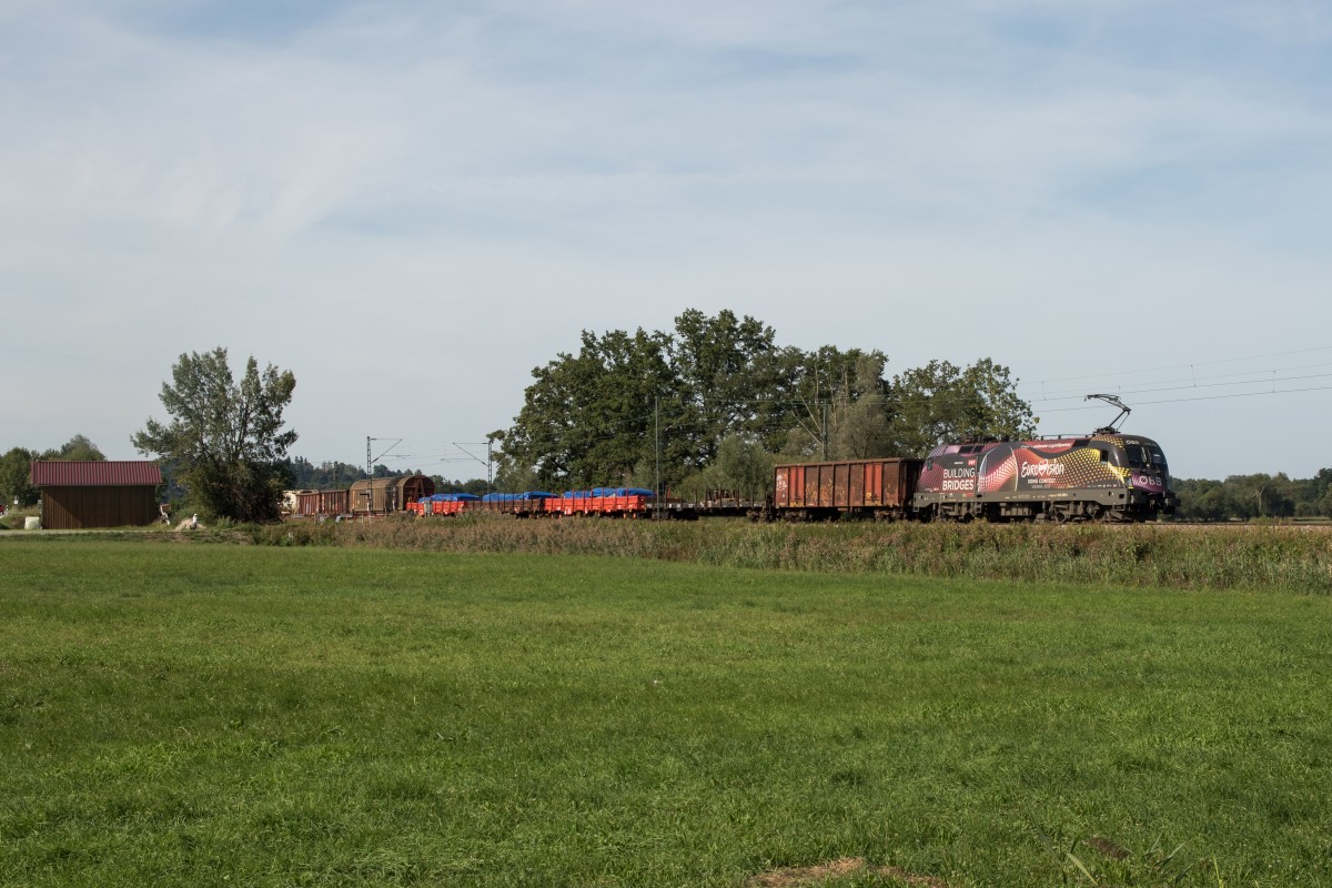 1116 180-1  Building Bridges  auf dem Weg nach Salzburg mit einem gemischten G�terzug bei Weisham am 27. August 2015.