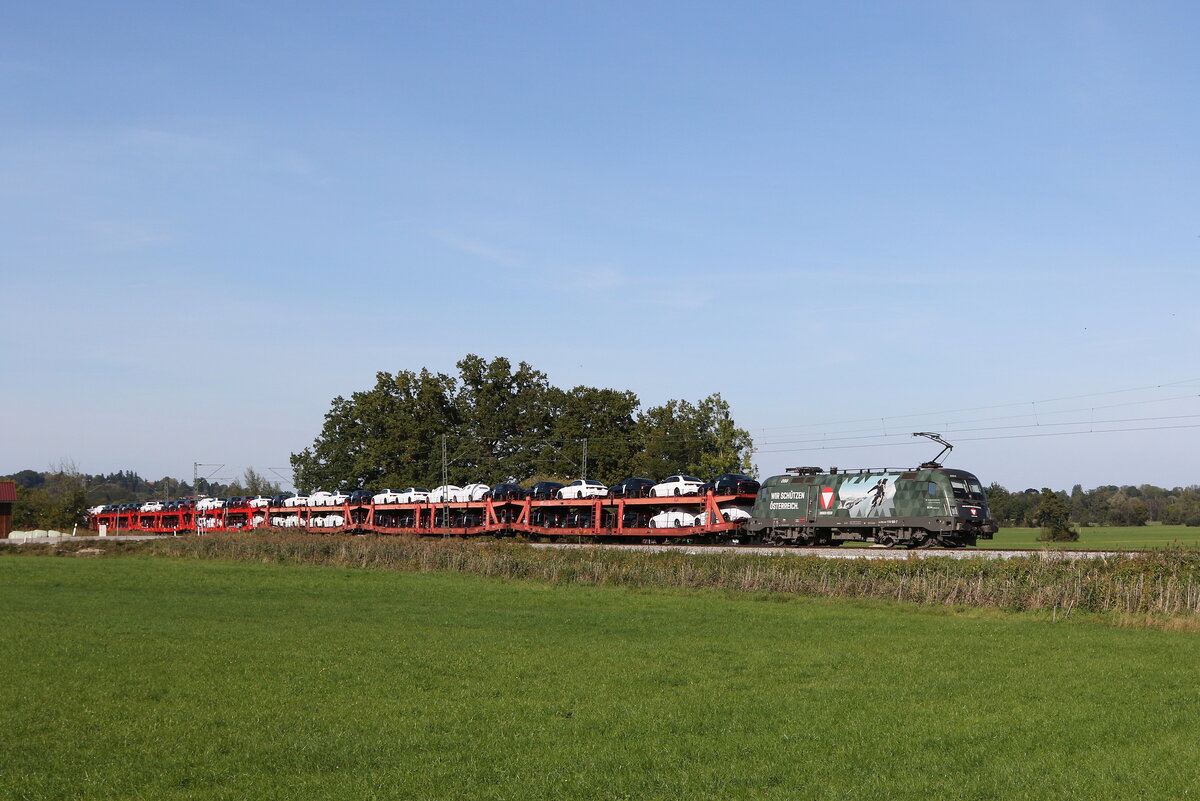1116 182  Bundesheer  war am 2. Oktober 2021 bei Bernau am Chiemsee mit einem Autozug in Richtung Salzburg unterwegs.