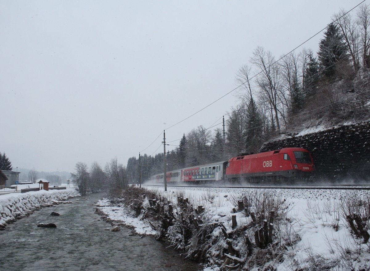 1116 186-8 war am 24. Januar 2015 kurz vor St. Johann schiebend in Richtung Kitzb�hel unterwegs.