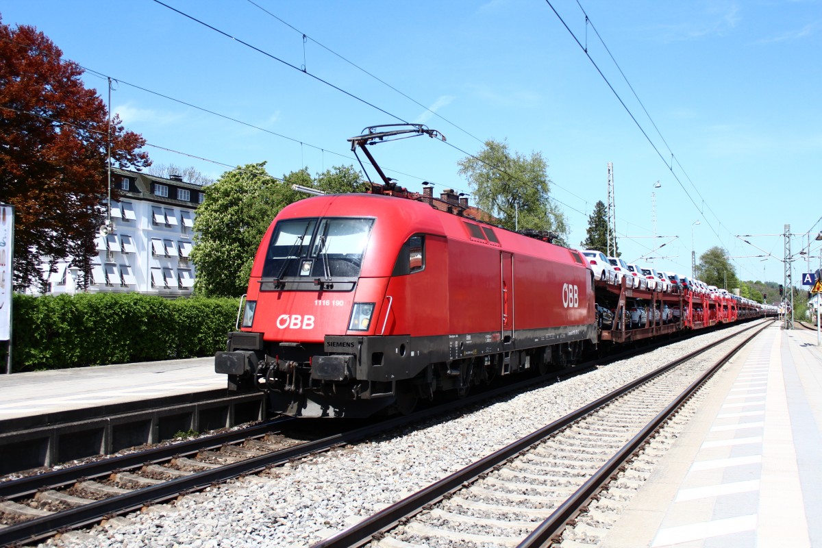 1116 190-0 f�hrt am 1. Mai 2012 mit einem Autozug in den Bahnhof von Prien am Chiemsee ein.