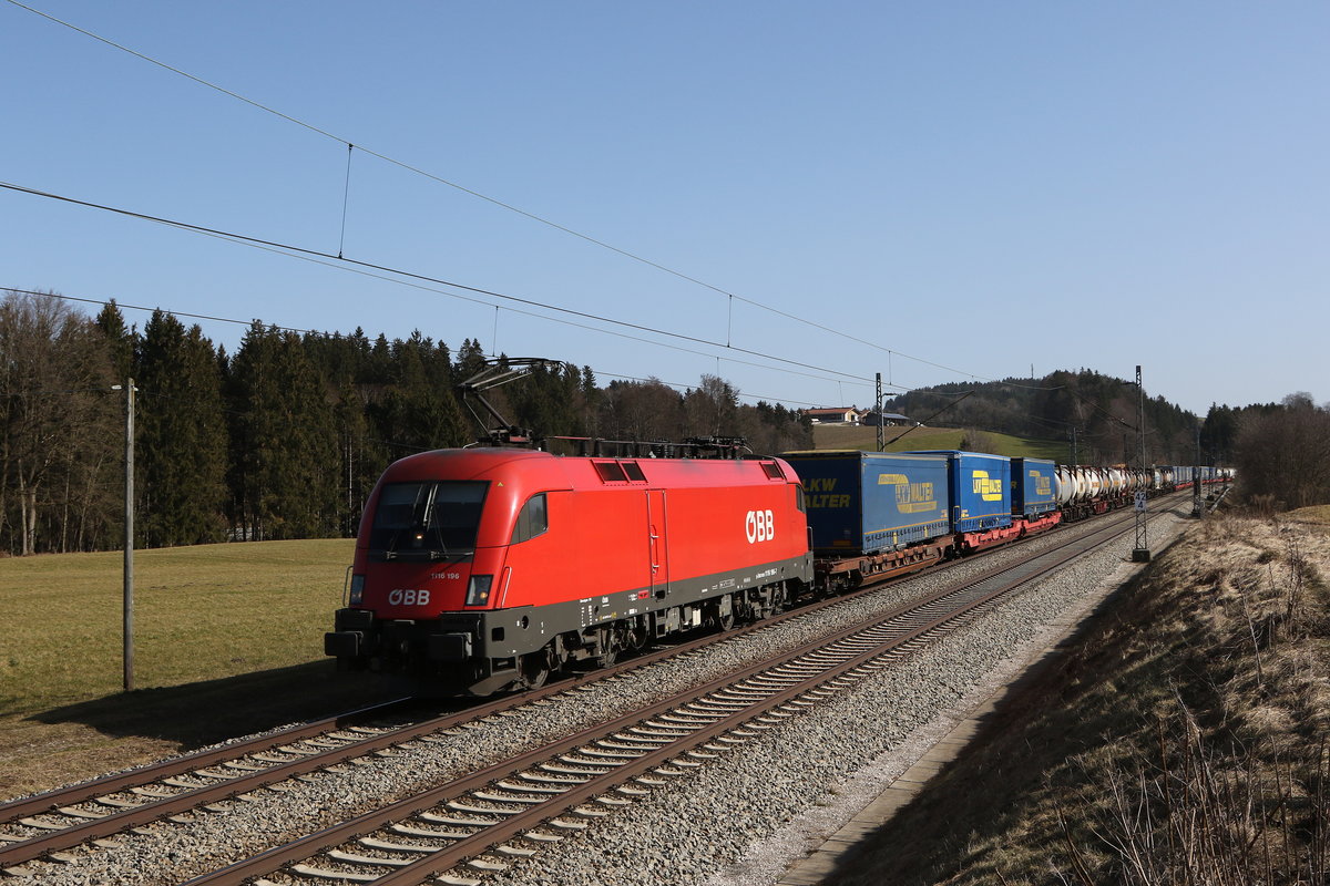 1116 196 mit einem  KLV  aus Salzburg kommend am 25. Februar 2021 bei Grabenst�tt.