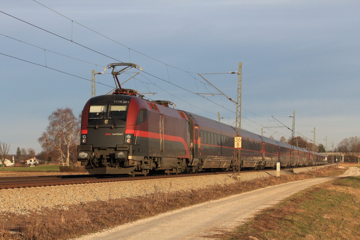 1116 201-5 schiebend in Richtung Salzburg am 31. Dezember 2012 bei �bersee im Einsatz.
