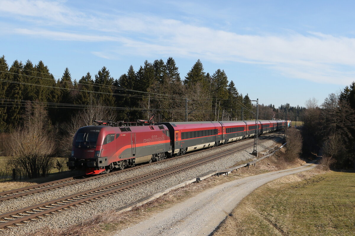 1116 205 aus Salzburg kommend am 3. M�rz 2022 bei Grabenst�tt.
