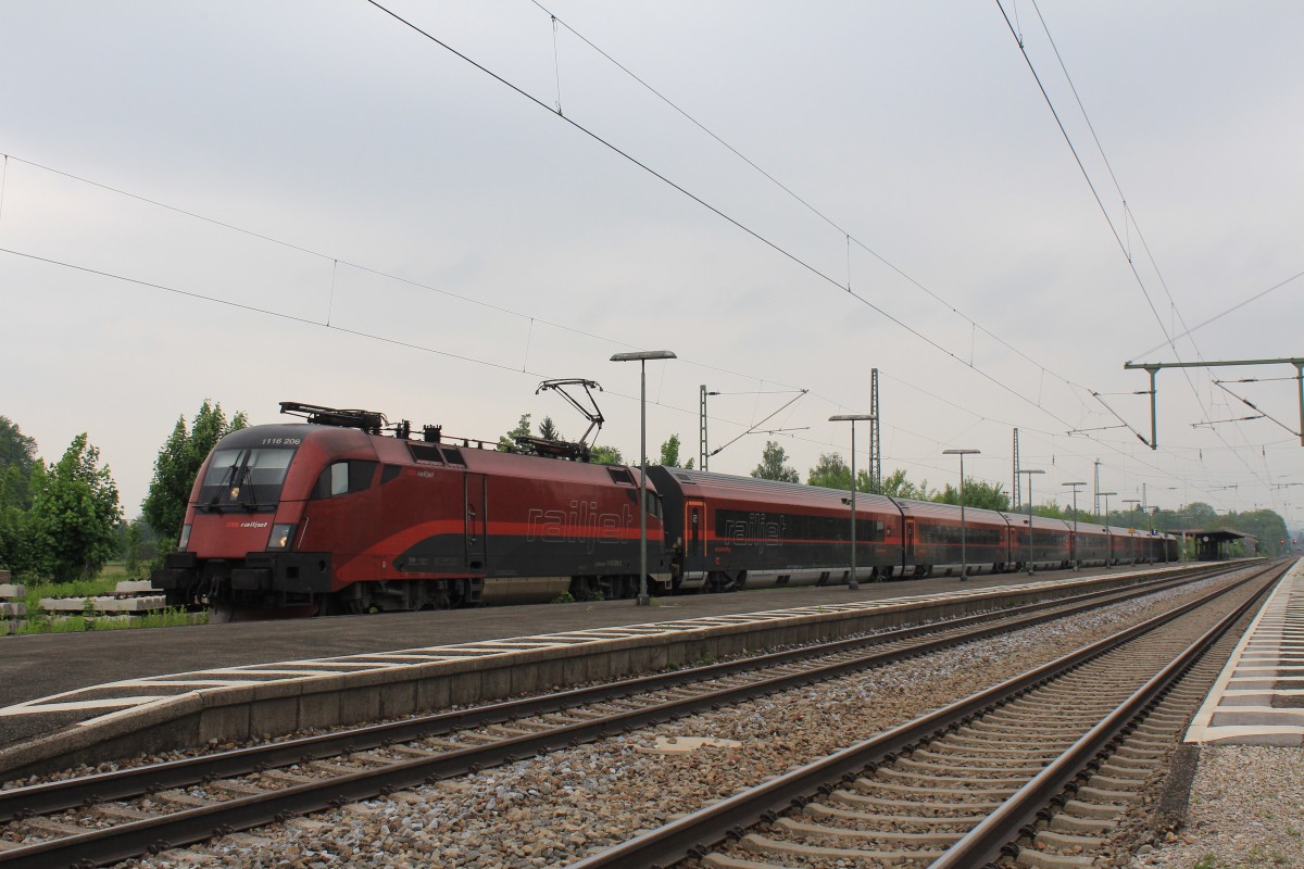 1116 206-2 musste am 17. Mai 2013 wegen einer Streckensperrung auf dem Ausweichgleis im Bahnhof von �bersee eine Zwangspause einlegen.