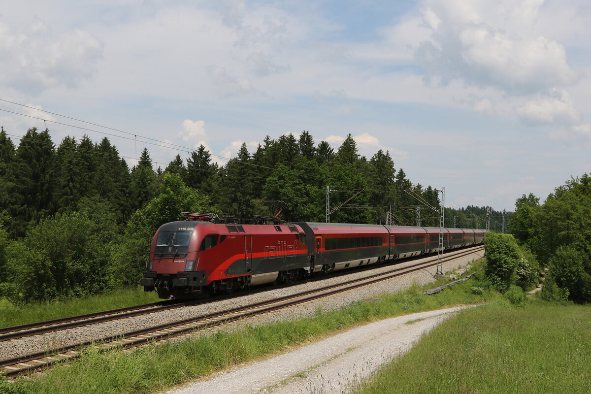 1116 206 folgte kurz danach aus Salzburg. Aufgenommen am 8. Juni 2021 bei Grabenst�tt im Chiemgau.