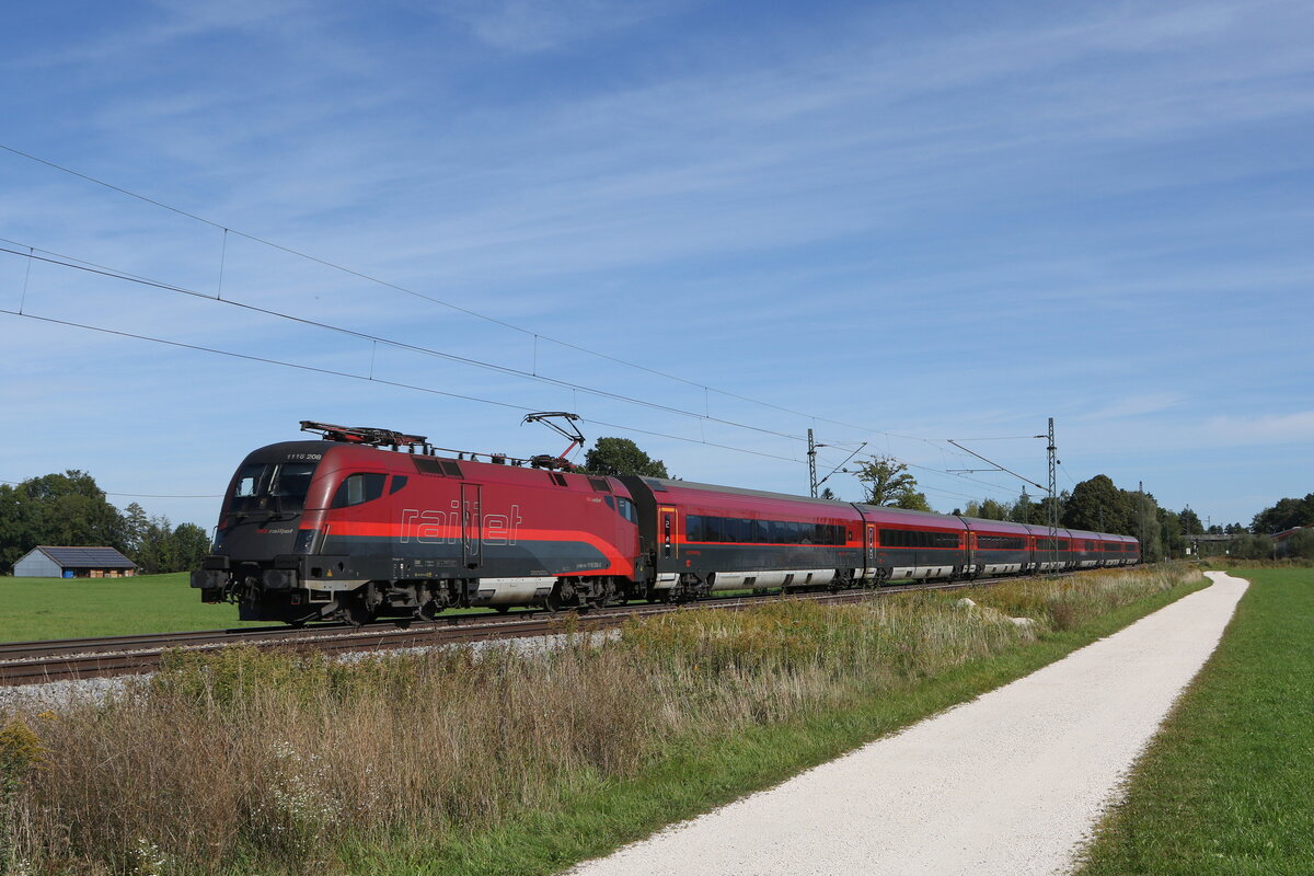 1116 208 aus Salzburg kommend am 3. Oktober 2021 bei �bersee am Chiemsee.