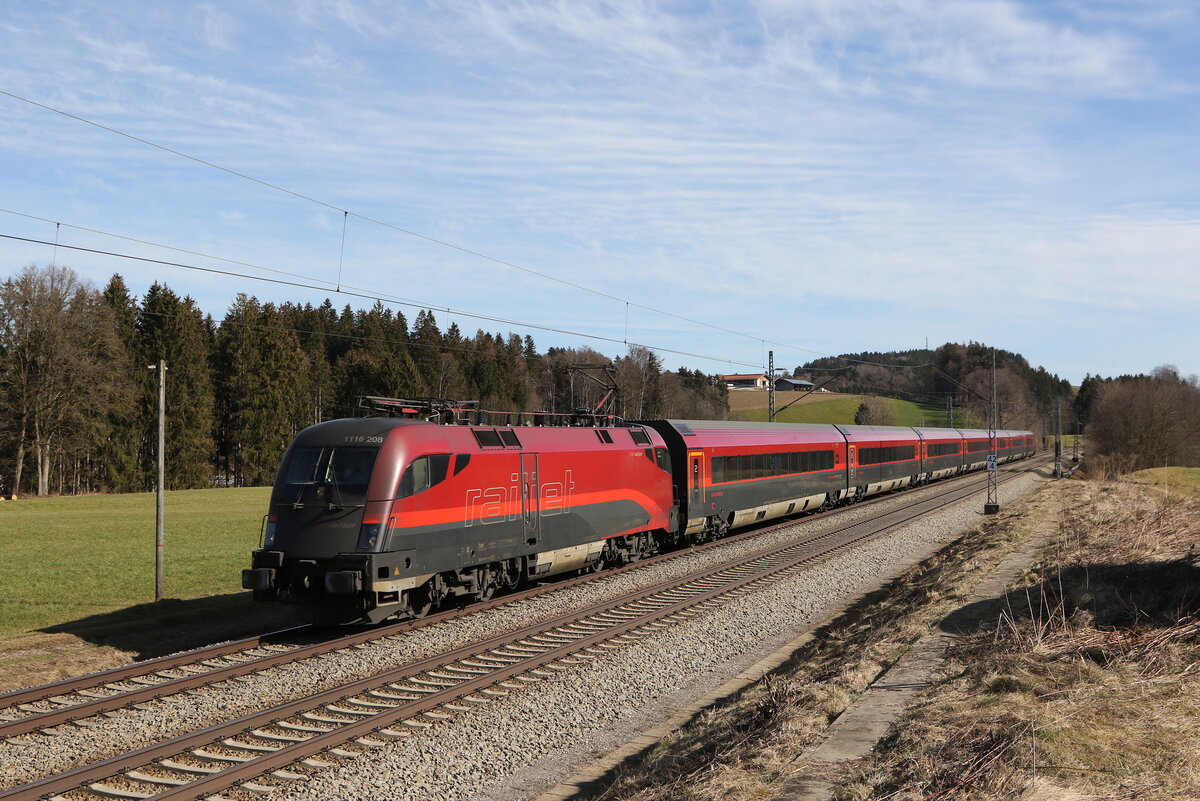 1116 208 aus Salzburg kommend am 22. Februar 2023 bei H�tt im Chiemgau.