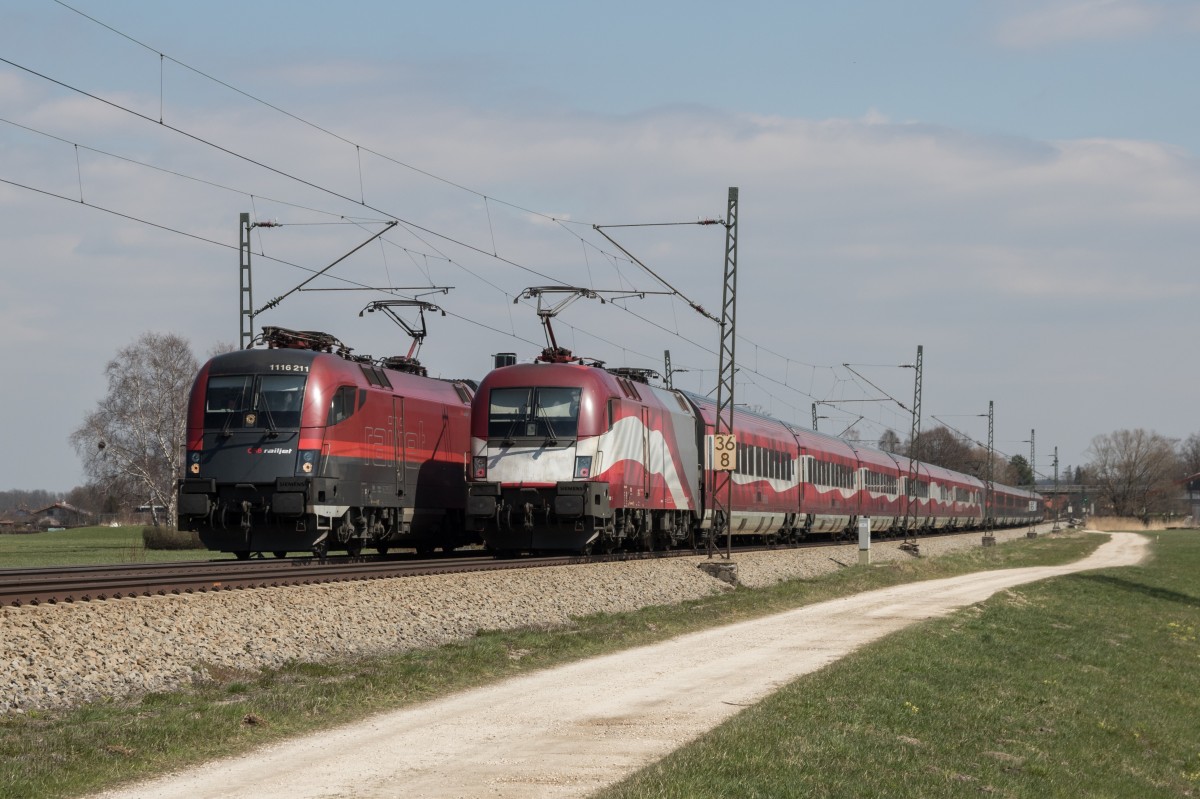 1116 211 und 116 249-4 begegneten sich am 8. April 2015 bei �bersee am Chiemsee.
