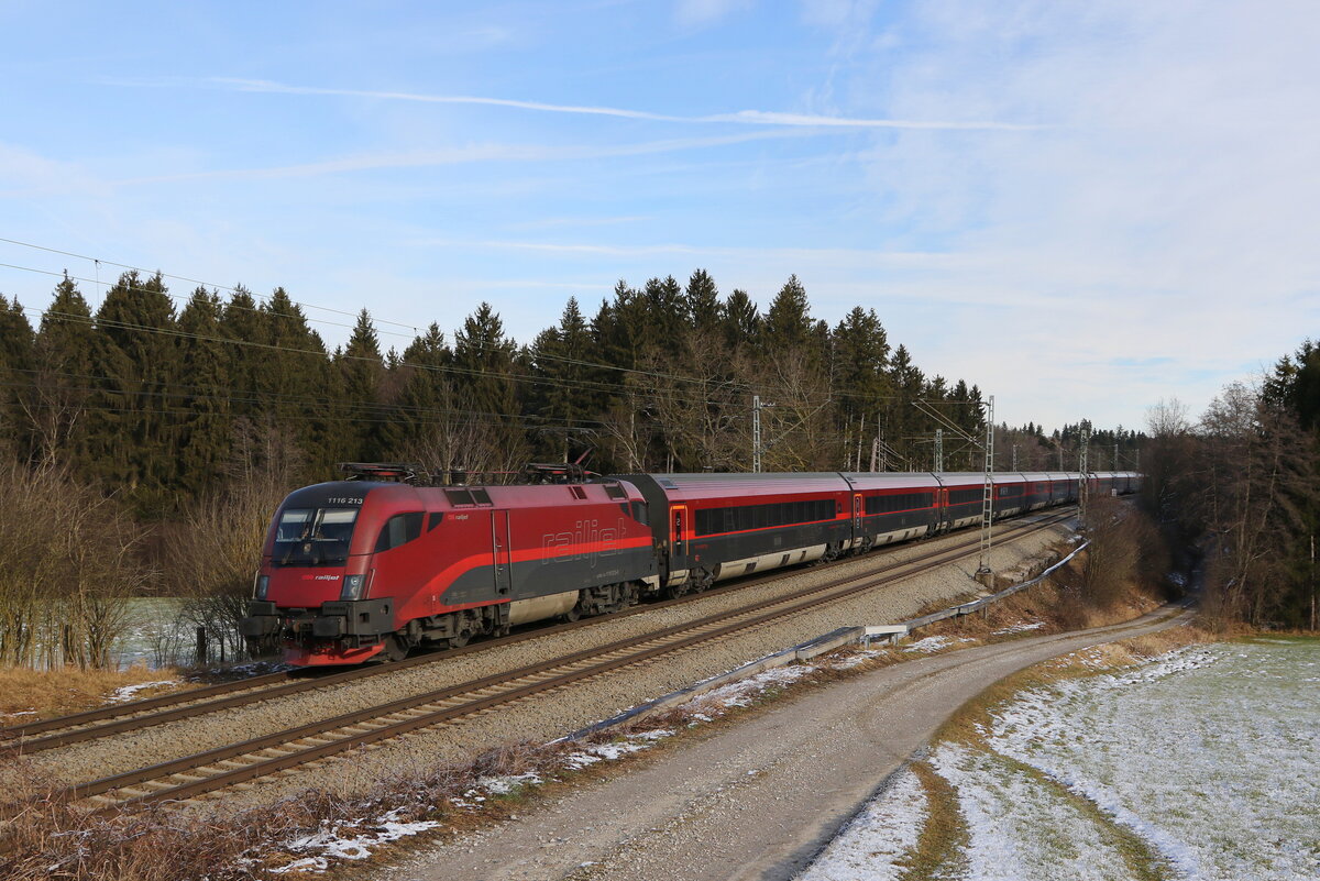 1116 213 aus Salzburg kommend am 7. Januar 2022 bei Grabenst�tt.