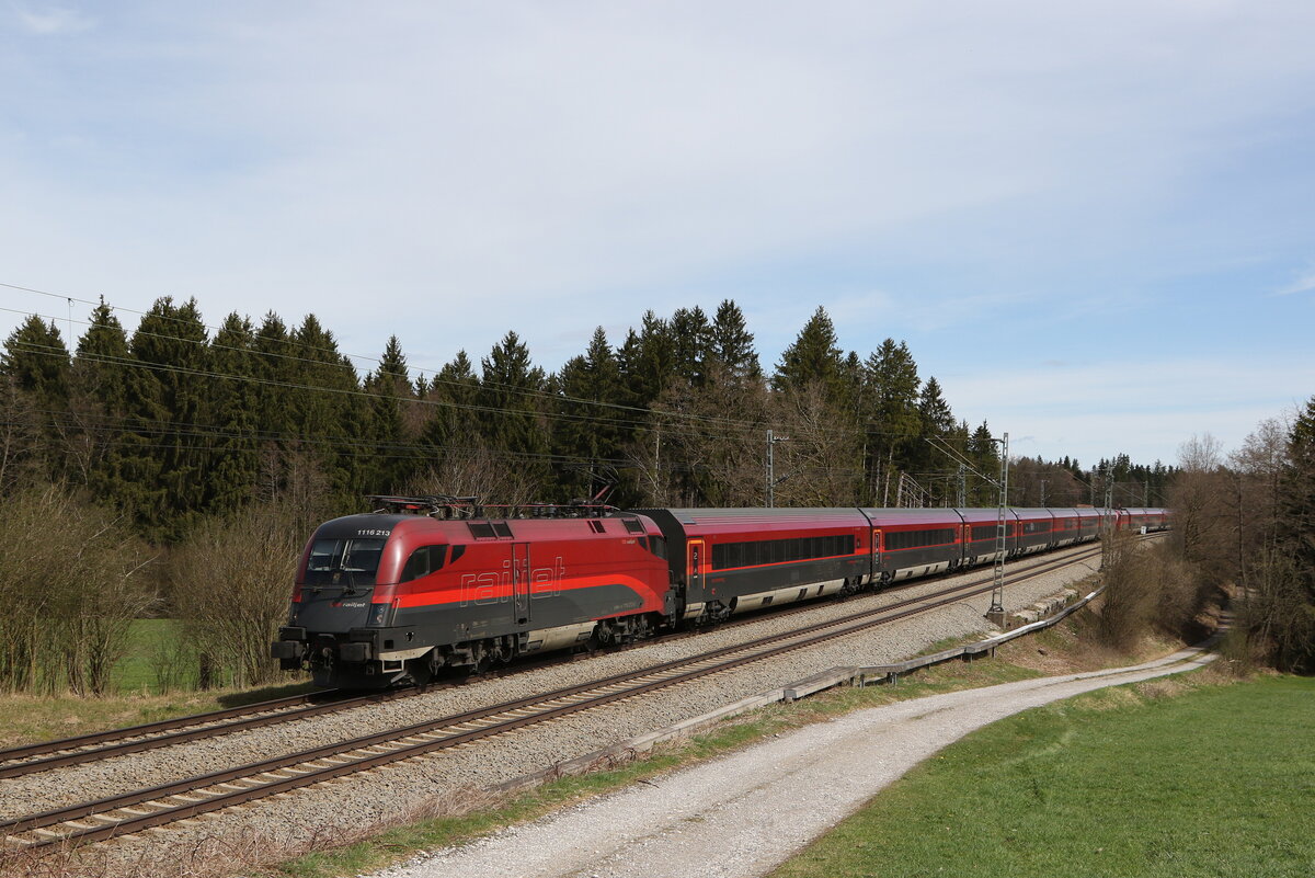 1116 213 aus Salzburg kommend am 7. April 2022 bei Grabenst�tt im Chiemgau.